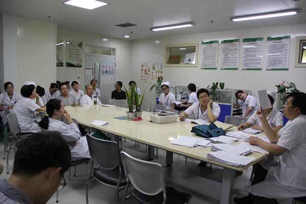 內(nèi)科黨支部召開(kāi)黨員大會(huì).JPG
