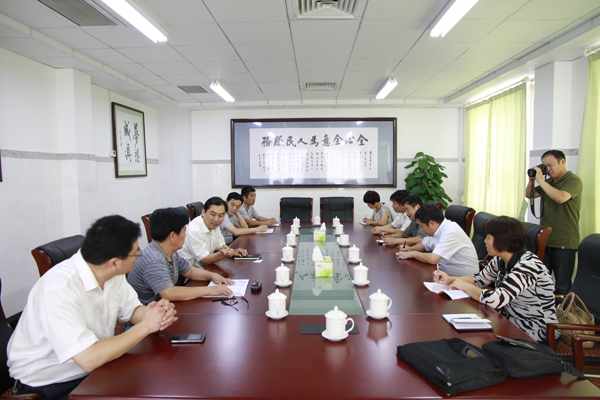 8月14日，濮陽縣人民醫(yī)院黨委書記、院長李振華帶領(lǐng)領(lǐng)導(dǎo)班子一行六人到我院參觀交流。圖為楊瓊院長和部分領(lǐng)導(dǎo)班子成員與濮陽縣人民醫(yī)院領(lǐng)導(dǎo)進行座談。.jpg