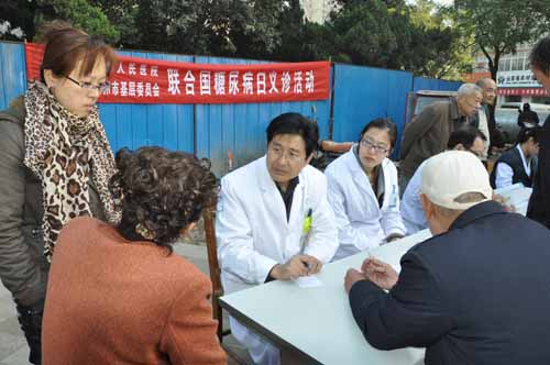 薛現中為市民義診.JPG