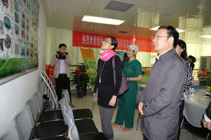 右二  團中央青年發(fā)展部職業(yè)文明組處長苑海珍.jpg